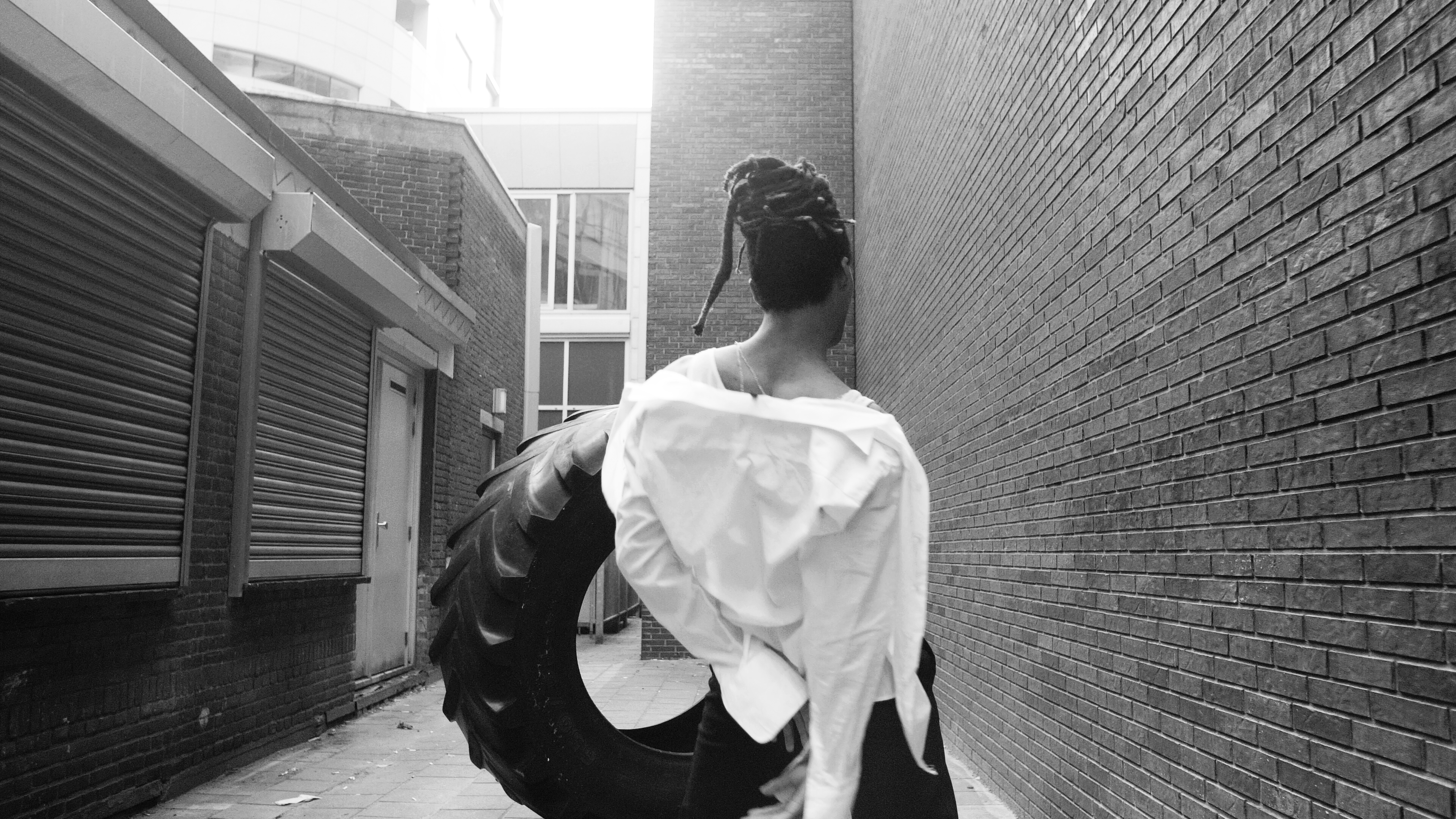 YSL CLIP.00_01_44_17.Still020
