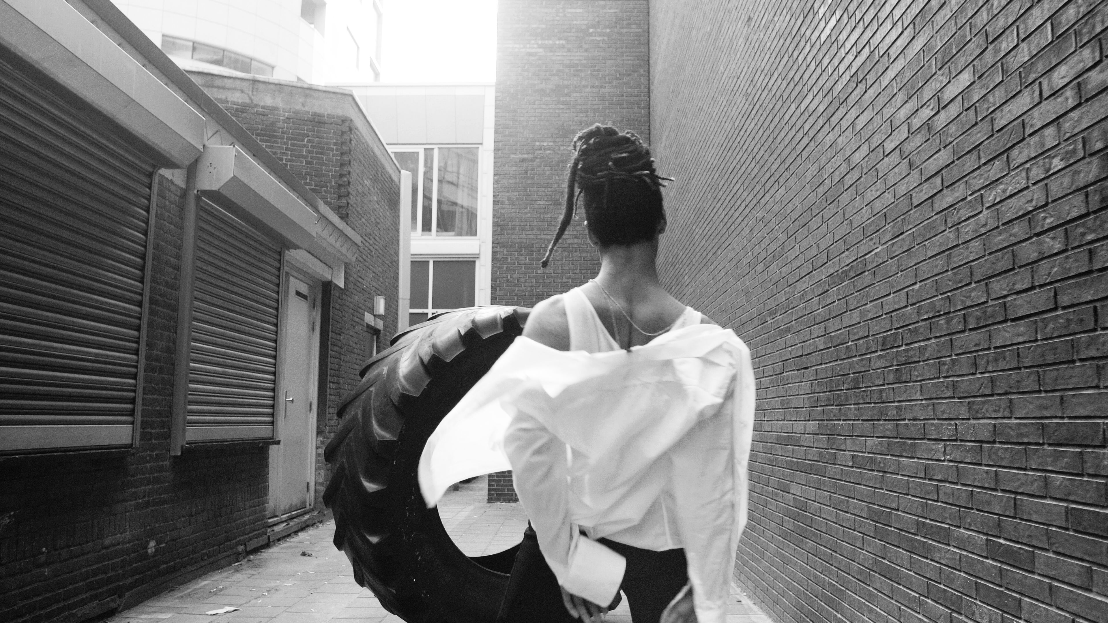 YSL CLIP.00_01_44_23.Still021