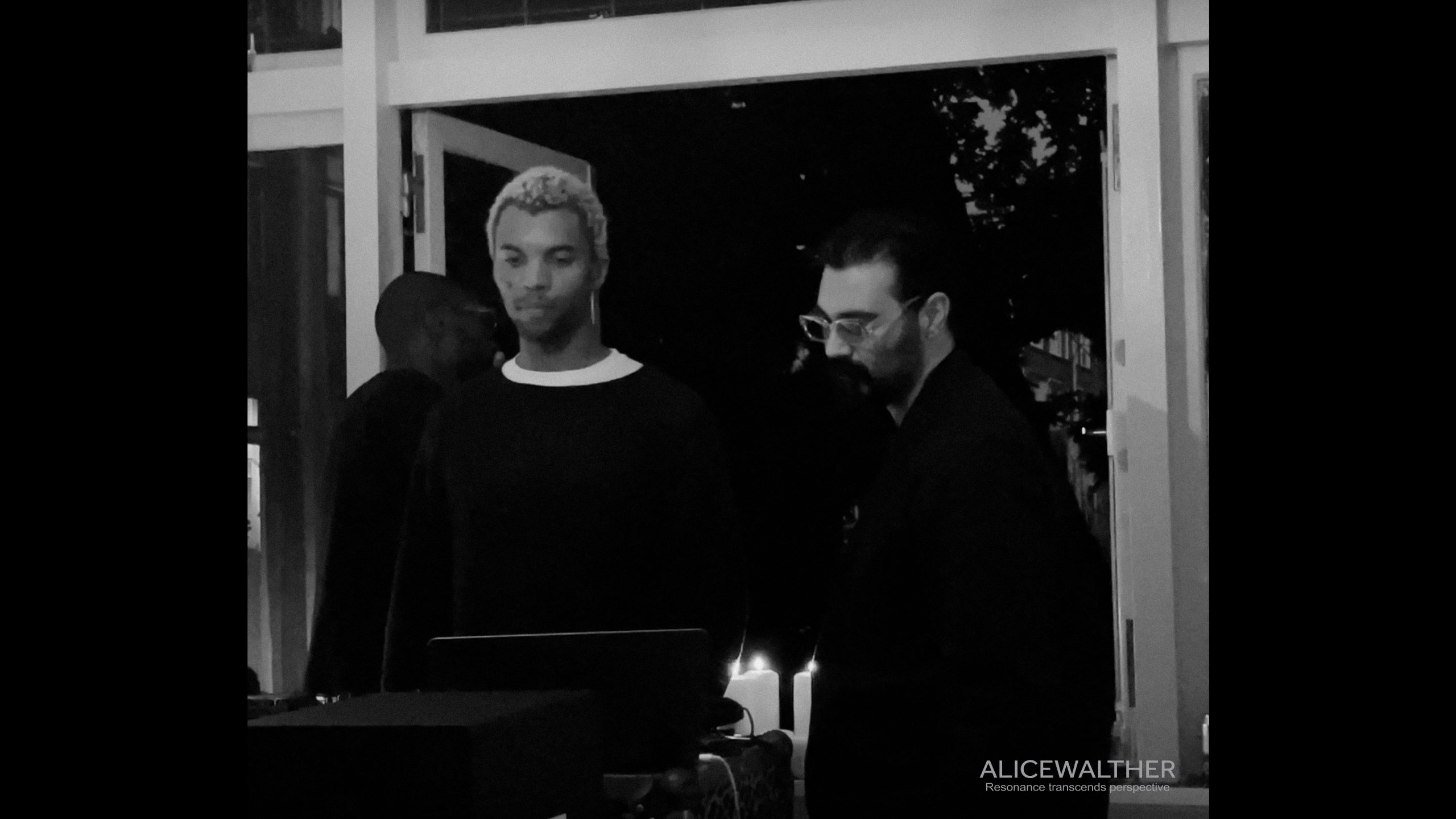 AW_LIVE01_FEURICH_still2_GRAIN